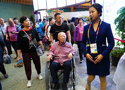 图为北京按摩医院离退休干部游北京世界园艺博览会活动